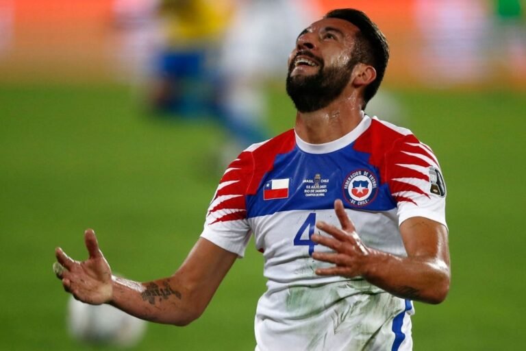 Isla é eleito o melhor lateral-direito da Copa América e retorna com moral ao Flamengo