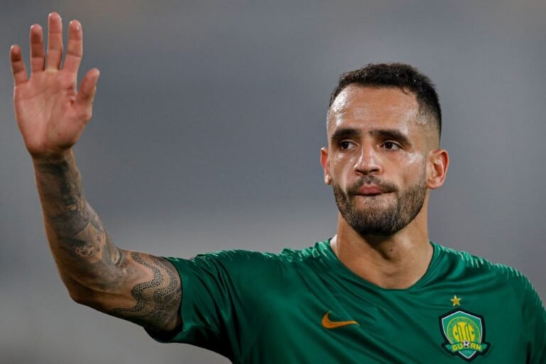 Acertado com o Corinthians, Renato Augusto mostra pessimismo sobre rescisão com clube chinês