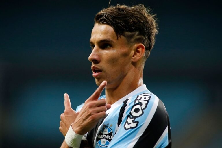 Grêmio recusa proposta milionária de clube árabe por Ferreira