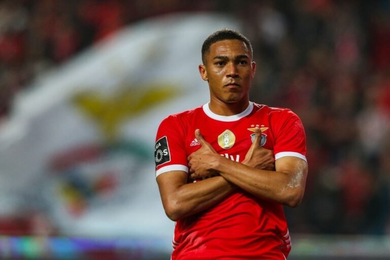 Oferecido ao Grêmio, Carlos Vinícius entra na mira do São Paulo