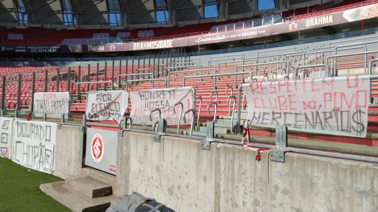 Direção do Inter retira faixas de protesto colocadas por torcida organizada
