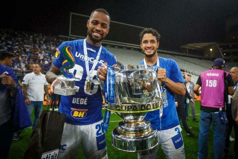 Livre no mercado, ex-zagueiro do Cruzeiro é oferecido ao Santos