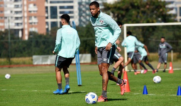 Samuel Xavier e Caio Paulista treinam e têm chances de jogar o Fla-Flu