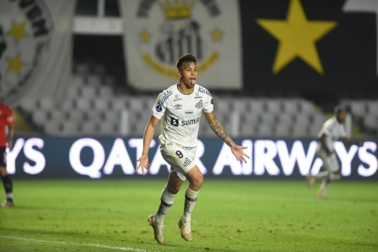 Com gol decisivo na Sul-Americana, Kaio Jorge vira “líder ofensivo” do Santos na temporada