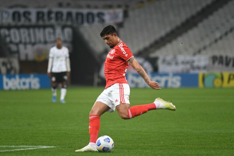 Internacional acerta a transferência de lateral ao Porto, mas adia a saída do jogador