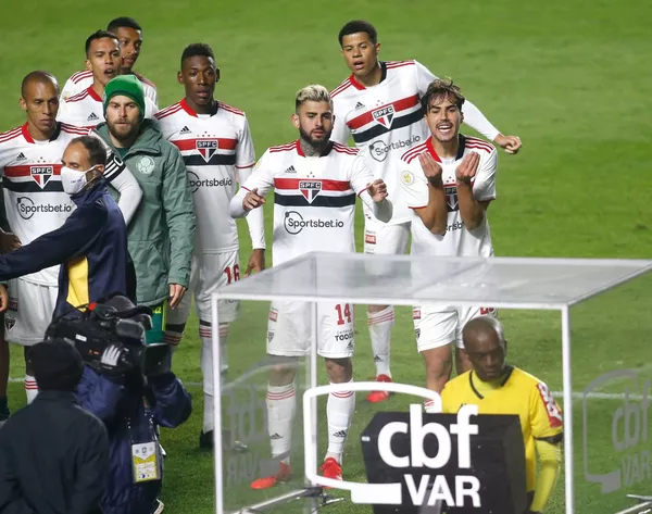 Diretor do São Paulo crítica o uso do VAR após clássico contra o Palmeiras: VAR 2 x 0 São Paulo