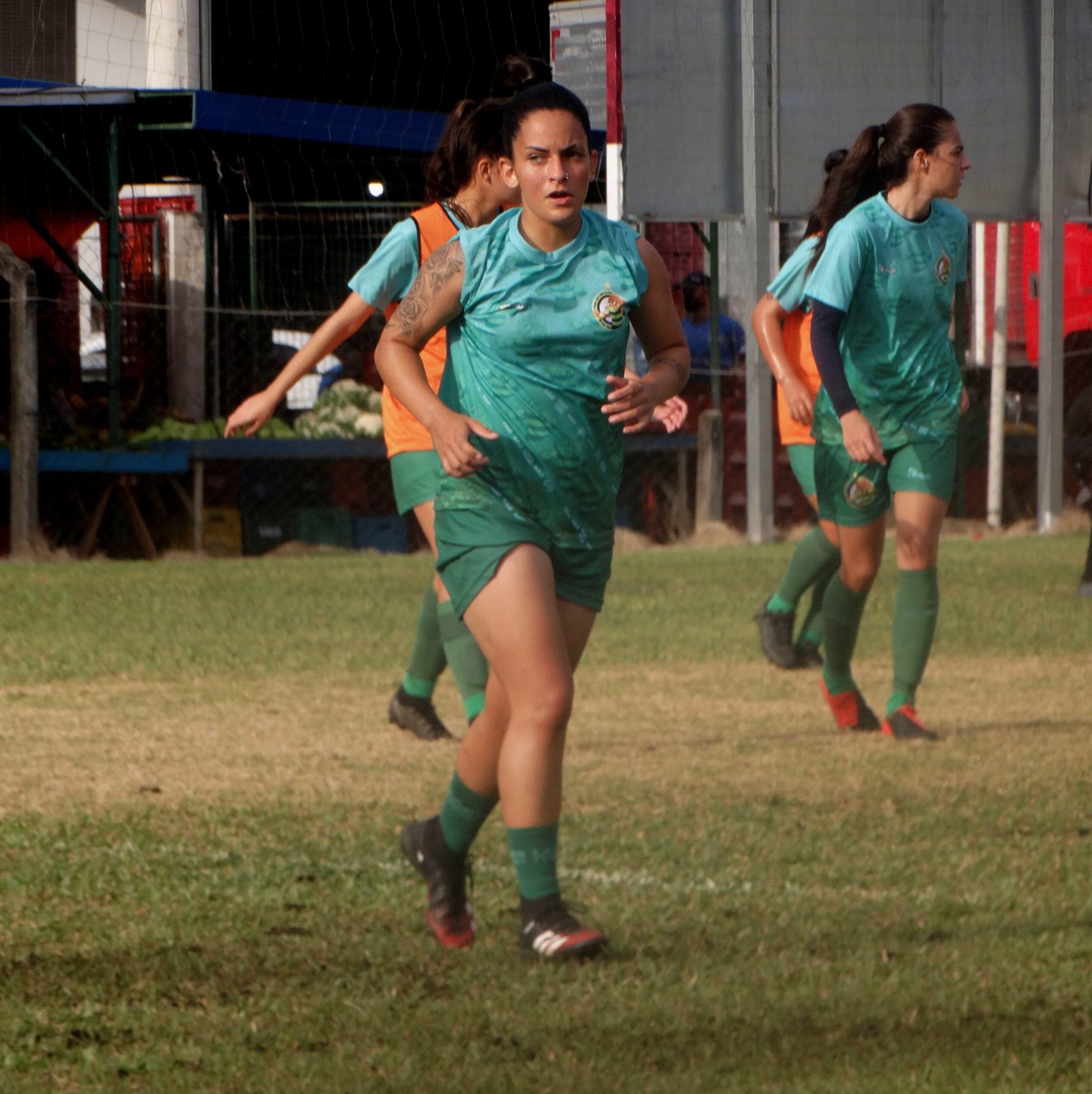 Vivendo primeira experiência como profissional, Samanta comemora evolução no Leões: “os treinamentos estão dando resultados”