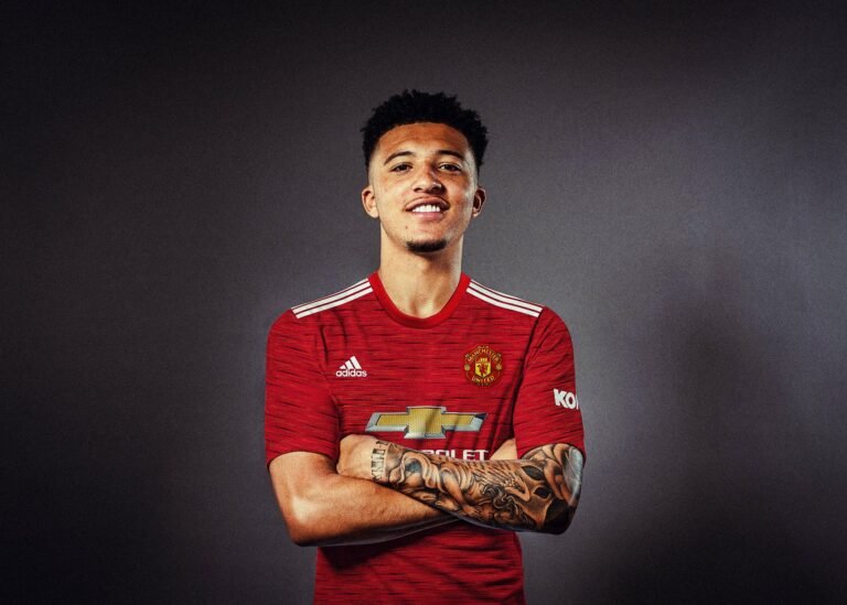 Chegada de Sancho no United gera confusão com Cavani pela camisa 7