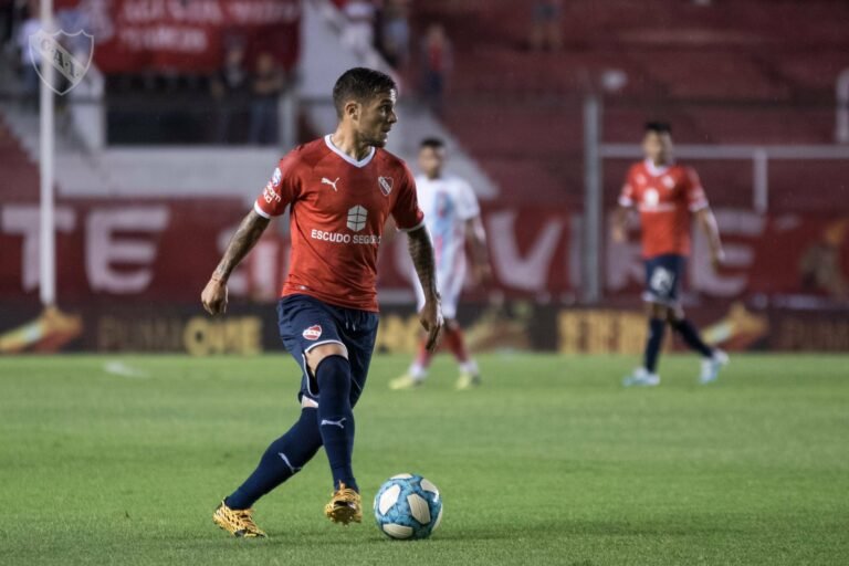 Perto de anunciar Jorge, Palmeiras avalia contratação de lateral-direito do Independiente