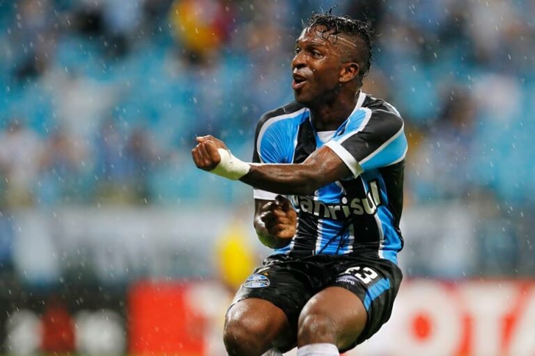 Romildo Bolzan lamenta o pouco tempo de Bolaños no Grêmio: “Jogava muita bola”