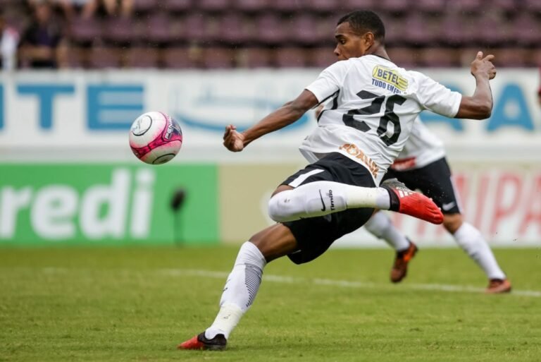 Santos contrata lateral esquerdo do Corinthians de 20 anos