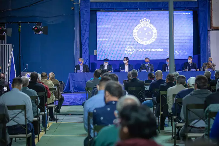 Cruzeiro pode sofrer novas punições por não pagar dívidas com ex-jogadores