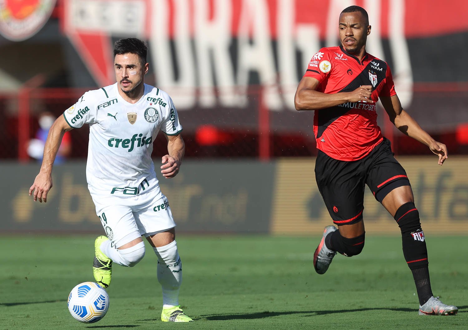 Com emoção no final, Palmeiras vence Atlético-GO e se firma na liderança