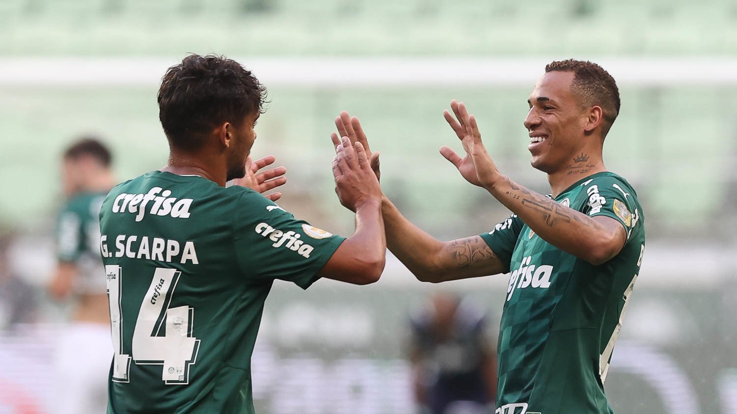 No sufoco, Palmeiras vence Santos e mantém liderança