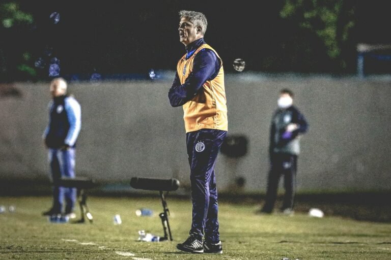 Após empate com Londrina, Rodrigo Santana lamenta falta de pontaria do Confiança
