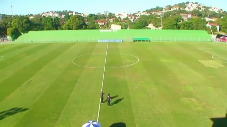 Ônibus da Inter de Limeira derruba refletor de estádio do Boavista; confira o vídeo