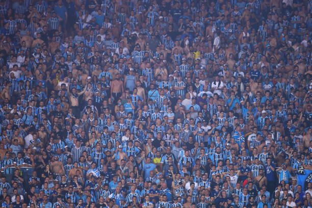 Torcida protesta durante embarque do Grêmio para Salvador