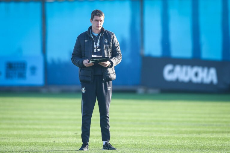 Thiago Gomes vai escalar Grêmio à sua maneira