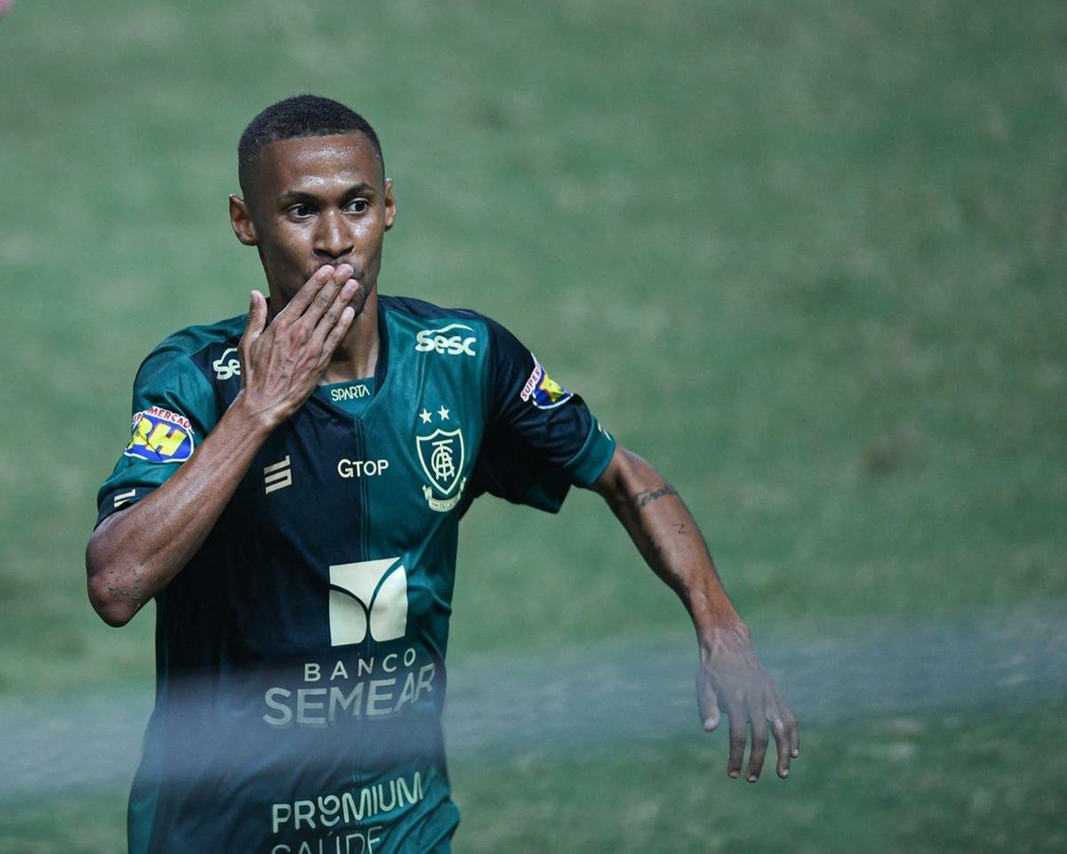 Negociação avança e Ademir fica próximo de assinar com o Atlético-MG