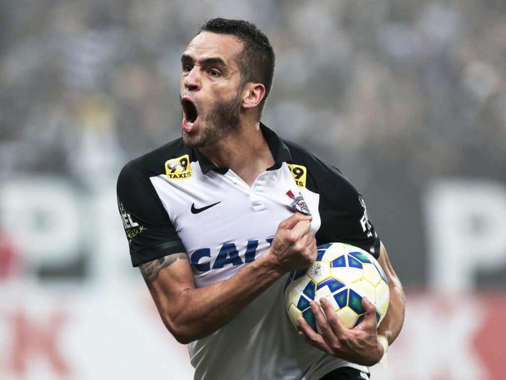Renato Augusto consegue liberação e deve