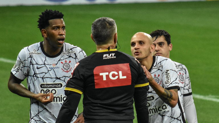 Sylvinho diz que jogadores do Corinthians ficaram ‘indignados’ com a arbitragem contra o Inter