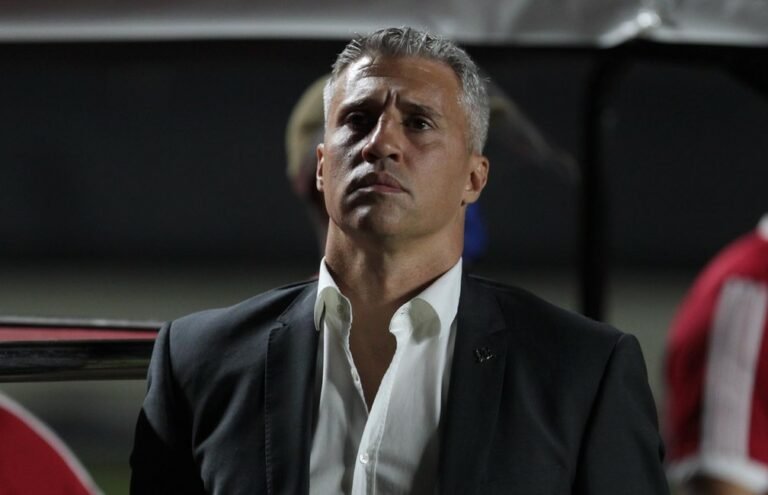 Hernán Crespo busca chegar longe nas competições, mesmo com sequência de jogos