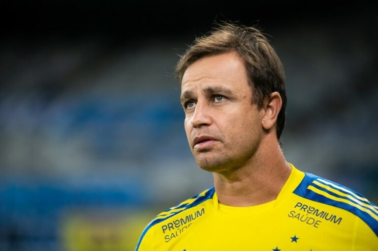 Felipe Conceição aciona Cruzeiro na justiça e alega que clube mentiu sobre rescisão