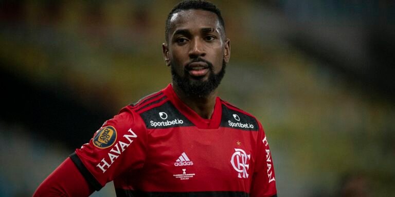 Que atitude! Gerson presenteia roupeiro do Flamengo com carro; veja o vídeo