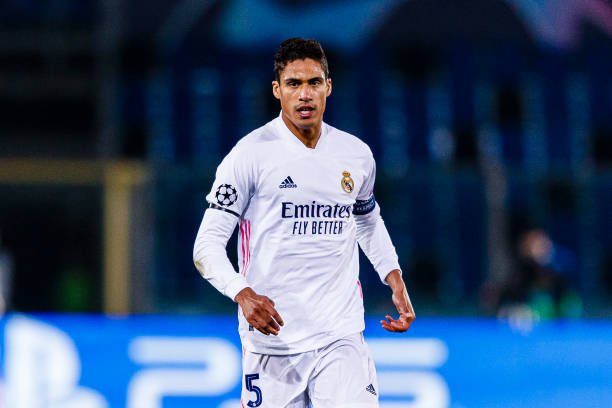 Manchester United progride negociações com o Real Madrid e trabalha valor definitivo por Varane