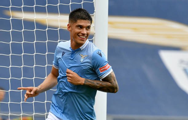 Alvo do PSG, meia argentino é cobiçado pela Premier League
