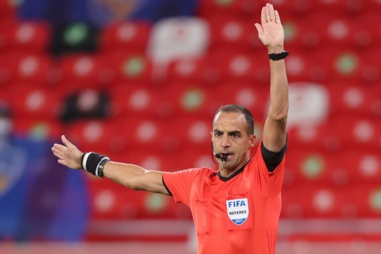 Conmebol analisa suspender Ostojich e Bascuñan, árbitros de Atlético e Boca