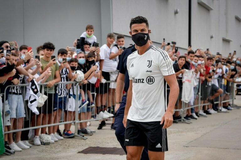 Cristiano Ronaldo se reapresenta a Juventus e afasta rumores de sua saída da Itália
