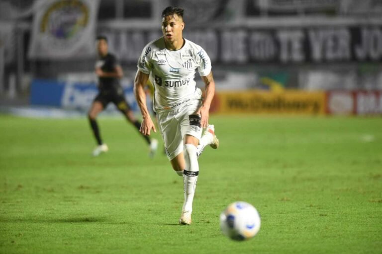 Santos recebe oferta por Kaio Jorge; Peixe envia contraproposta