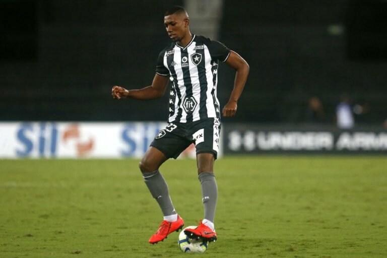 Kanu admite falha do Botafogo em derrota para o Goiás
