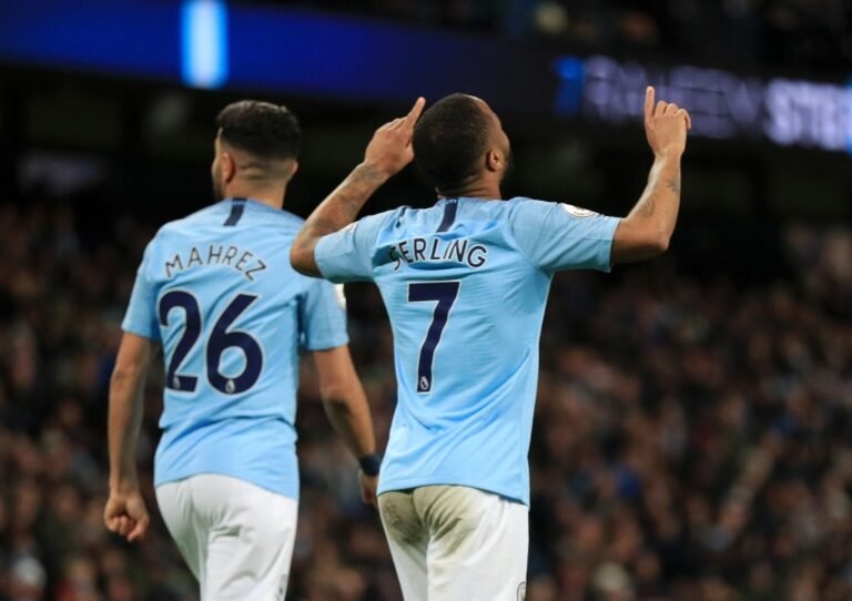 Manchester City coloca Mahrez e Sterling no mercado de transferências
