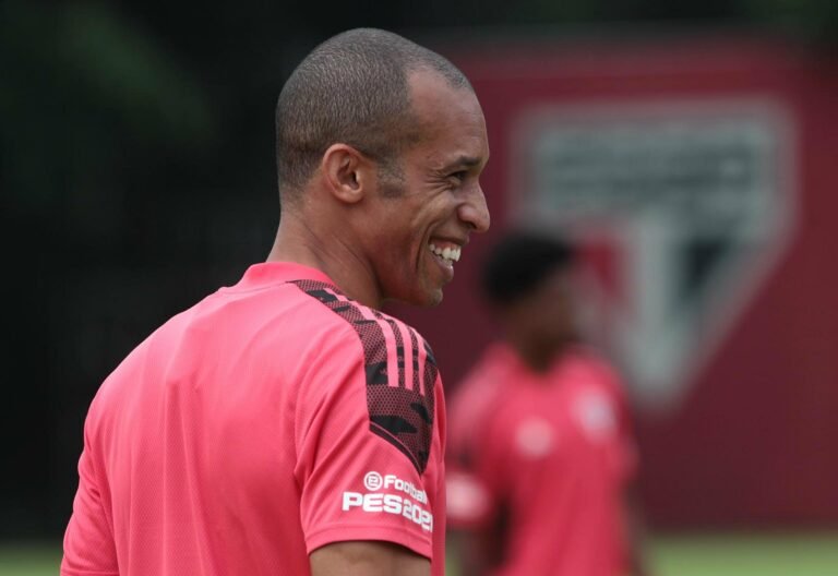 Miranda treina e deve ser titular neste domingo contra o RB Bragantino