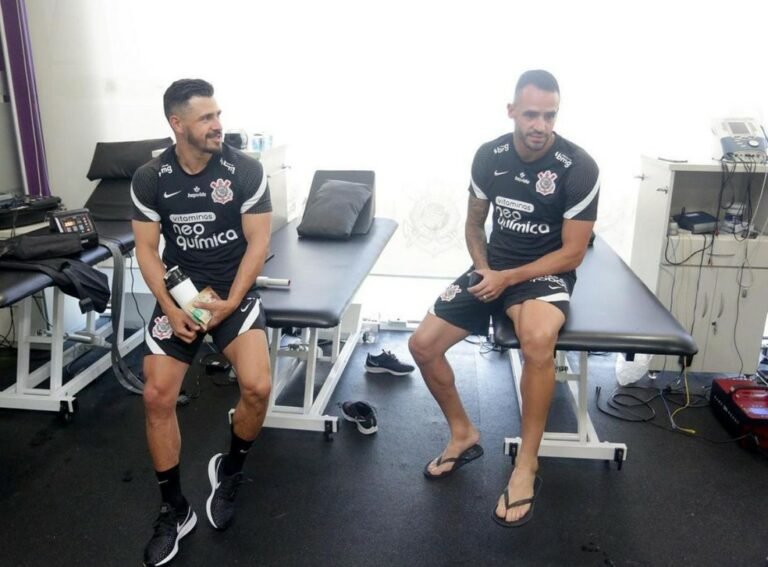 Corinthians planeja estreia de Giuliano e Renato Augusto no clássico contra o Santos