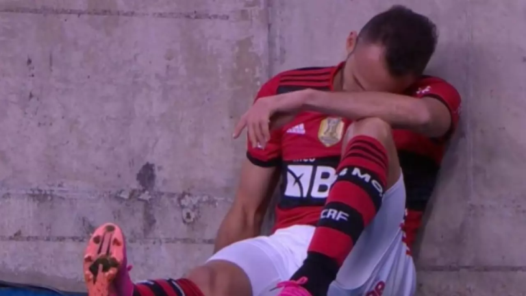 Flamengo confirma lesão de Renê e não estipula data de retorno