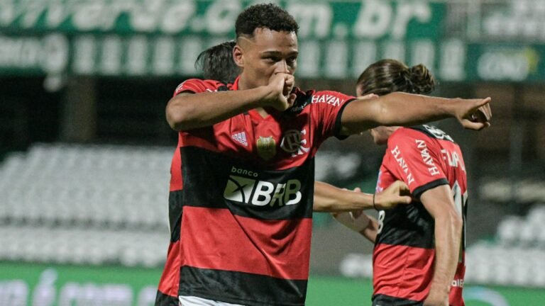 Fulham insiste e envia nova proposta ao Flamengo para contratar Rodrigo Muniz