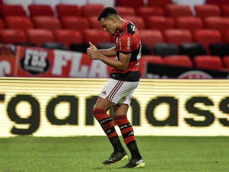 Com quatro propostas, Flamengo deve fechar venda de Rodrigo Muniz nos próximos dias