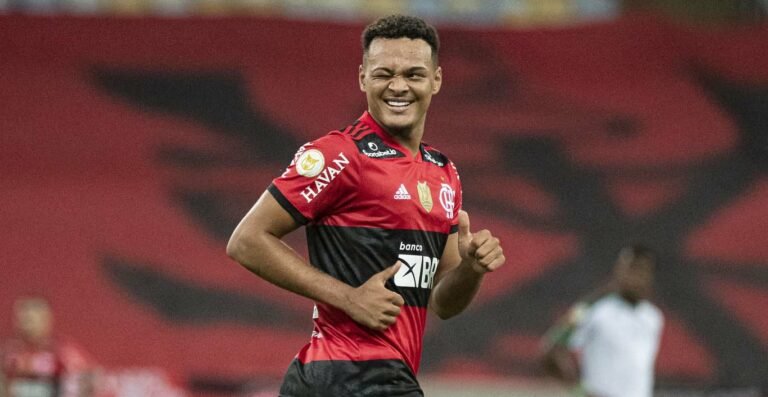 Flamengo acerta detalhes com Fulham e encaminha venda de Rodrigo Muniz