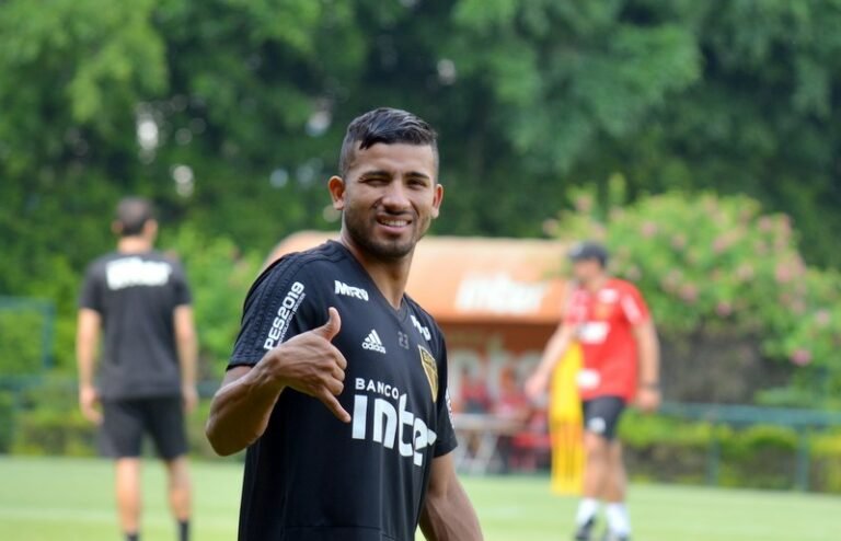 Aguirre pede e Internacional sonda Rojas, do São Paulo