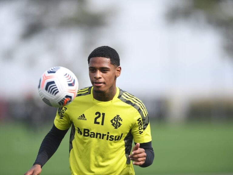Vinicius Mello é escolhido para ocupar vaga no ataque do Inter; Saravia e Taison voltam ao time