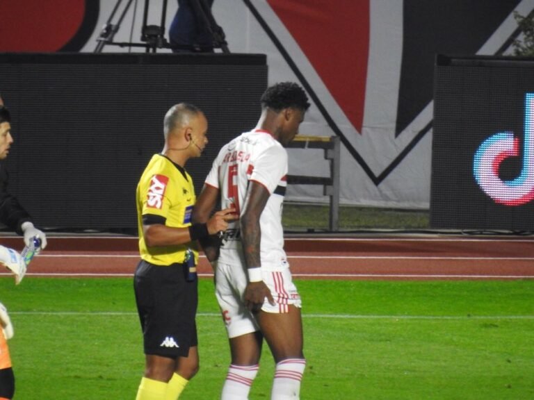 Arboleda tem contratura na coxa direita e deve ser desfalque no clássico contra o Palmeiras