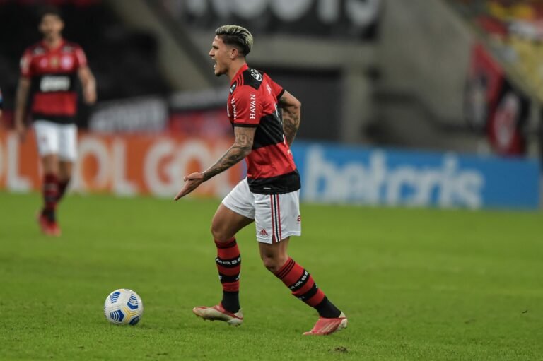 Com entorse no tornozelo, Pedro é dúvida para duelo da Libertadores; Rodrigo Caio segue fora
