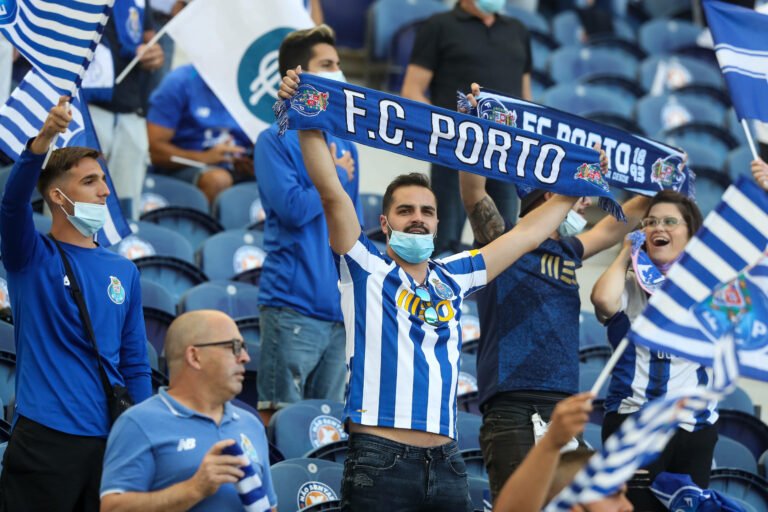 Apenas o Porto esgotou ingressos no retorno das torcidas aos estádios portugueses