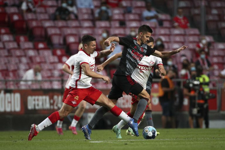 Benfica vence Spartak de Moscovo e avança para os play-offs da Champions
