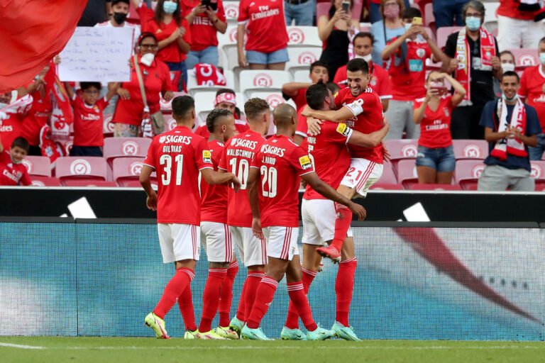 Benfica vence Arouca e assume liderança do Campeonato Português