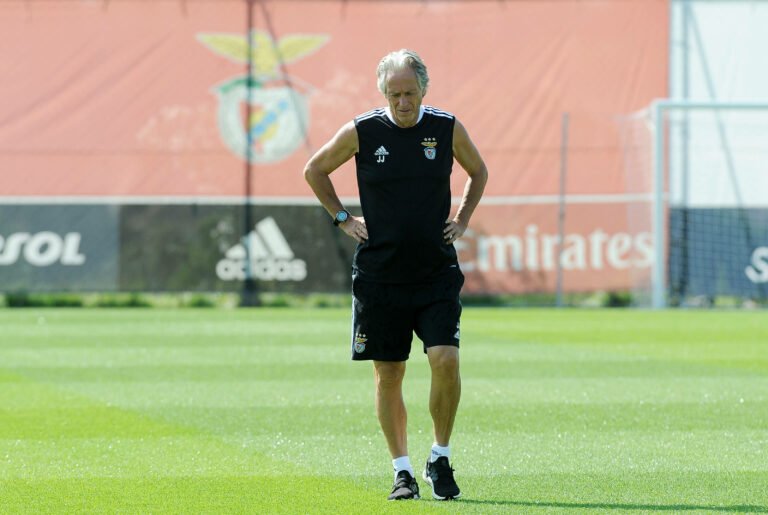 Jorge Jesus pede contratação de mais um zagueiro e admite venda de Carlos Vinícius