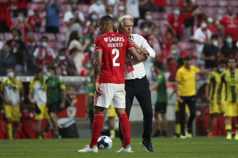 Jorge Jesus fala sobre Gilberto: ‘É um patinho feio para a torcida’